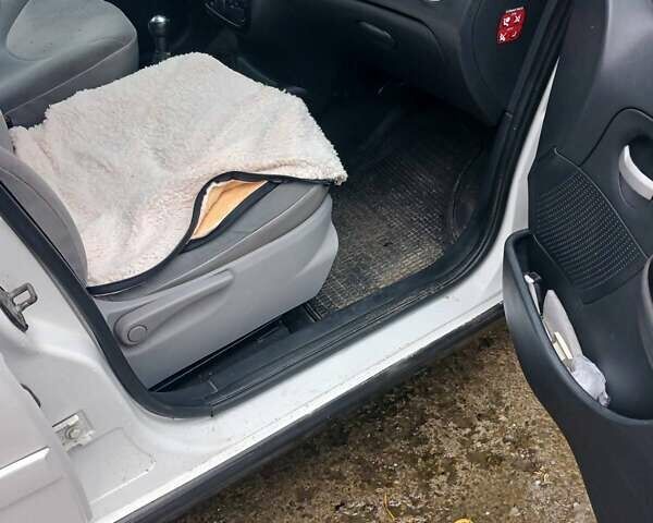 Белый Ситроен С3, объемом двигателя 1.4 л и пробегом 230 тыс. км за 3200 $, фото 5 на Automoto.ua