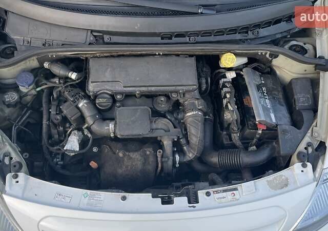 Белый Ситроен С3, объемом двигателя 1.4 л и пробегом 328 тыс. км за 4000 $, фото 3 на Automoto.ua