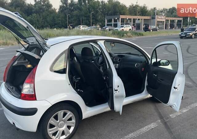 Белый Ситроен С3, объемом двигателя 1.4 л и пробегом 328 тыс. км за 4000 $, фото 7 на Automoto.ua