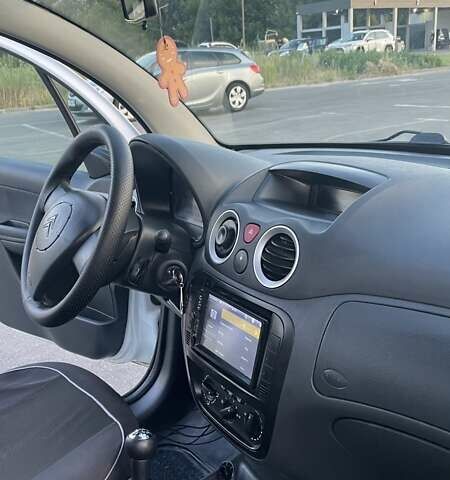 Белый Ситроен С3, объемом двигателя 1.4 л и пробегом 328 тыс. км за 4000 $, фото 6 на Automoto.ua