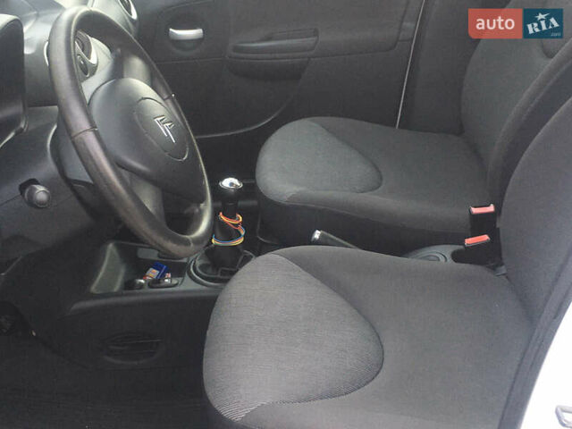 Белый Ситроен С3, объемом двигателя 1.1 л и пробегом 132 тыс. км за 4000 $, фото 5 на Automoto.ua