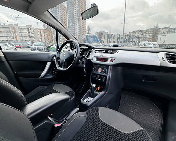 Белый Ситроен С3, объемом двигателя 1.6 л и пробегом 168 тыс. км за 5750 $, фото 5 на Automoto.ua