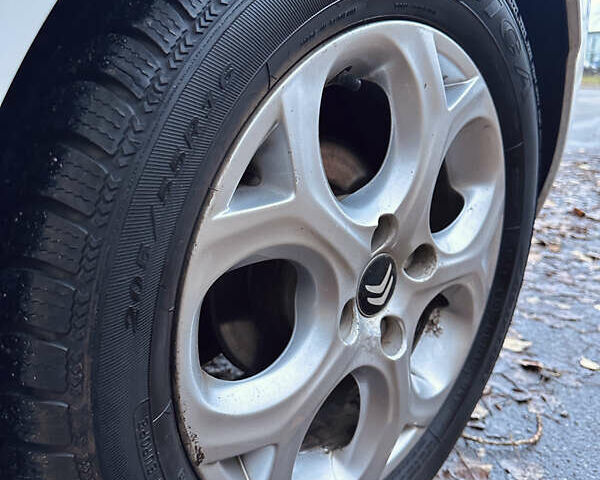 Белый Ситроен С3, объемом двигателя 1.6 л и пробегом 164 тыс. км за 5500 $, фото 7 на Automoto.ua