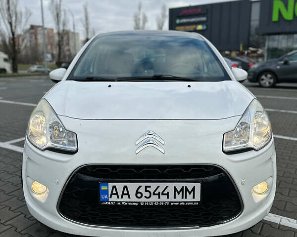 Белый Ситроен С3, объемом двигателя 1.6 л и пробегом 168 тыс. км за 5750 $, фото 1 на Automoto.ua
