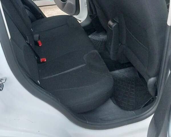 Белый Ситроен С3, объемом двигателя 1.6 л и пробегом 195 тыс. км за 6550 $, фото 23 на Automoto.ua