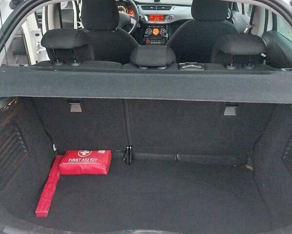 Белый Ситроен С3, объемом двигателя 1.6 л и пробегом 195 тыс. км за 6550 $, фото 42 на Automoto.ua