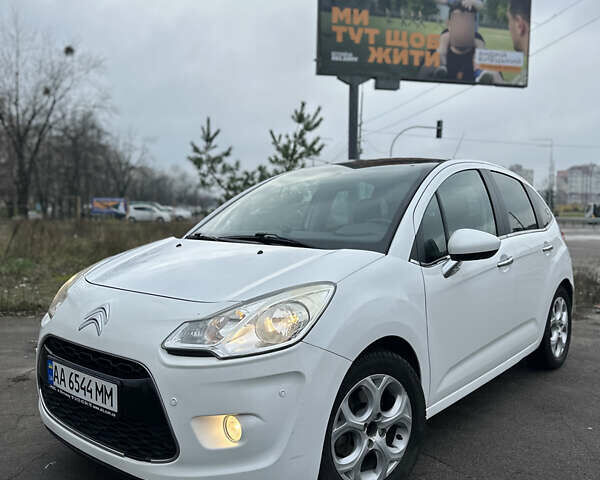 Белый Ситроен С3, объемом двигателя 1.6 л и пробегом 164 тыс. км за 5500 $, фото 2 на Automoto.ua
