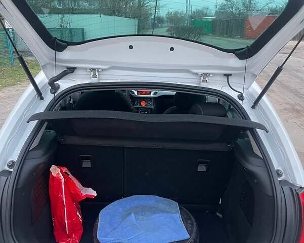 Белый Ситроен С3, объемом двигателя 1.6 л и пробегом 162 тыс. км за 5800 $, фото 4 на Automoto.ua