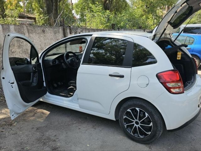 Белый Ситроен С3, объемом двигателя 1.4 л и пробегом 185 тыс. км за 5250 $, фото 11 на Automoto.ua