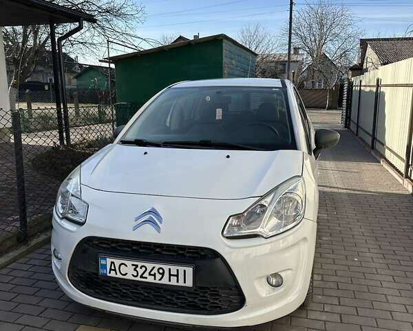 Белый Ситроен С3, объемом двигателя 1.4 л и пробегом 209 тыс. км за 6000 $, фото 3 на Automoto.ua