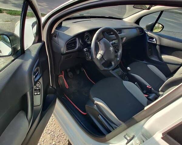 Белый Ситроен С3, объемом двигателя 1.4 л и пробегом 249 тыс. км за 6300 $, фото 1 на Automoto.ua