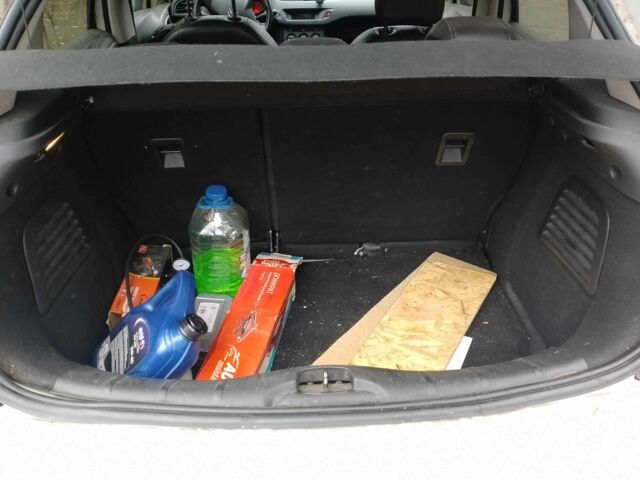 Білий Сітроен С3, об'ємом двигуна 1.4 л та пробігом 232 тис. км за 6000 $, фото 5 на Automoto.ua