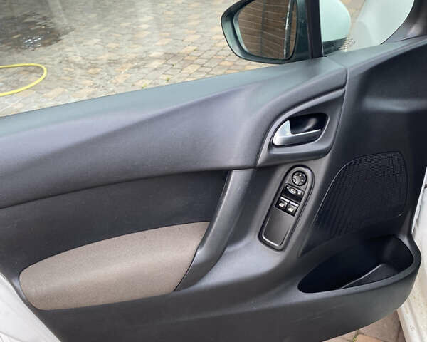 Белый Ситроен С3, объемом двигателя 1 л и пробегом 122 тыс. км за 5000 $, фото 28 на Automoto.ua