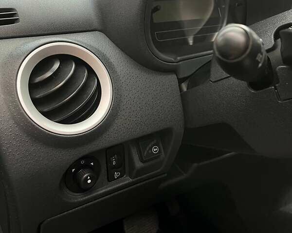 Черный Ситроен С3, объемом двигателя 1.4 л и пробегом 156 тыс. км за 4500 $, фото 16 на Automoto.ua