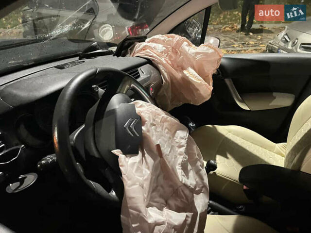 Черный Ситроен С3, объемом двигателя 1.6 л и пробегом 260 тыс. км за 2200 $, фото 8 на Automoto.ua