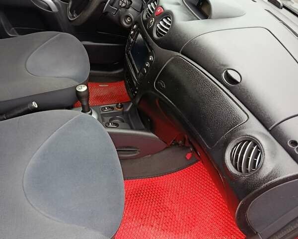 Красный Ситроен С3, объемом двигателя 1.4 л и пробегом 188 тыс. км за 3650 $, фото 6 на Automoto.ua