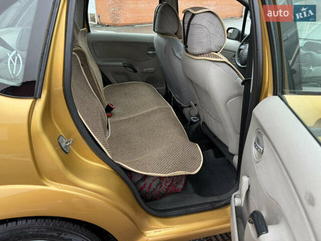 Желтый Ситроен С3, объемом двигателя 1.36 л и пробегом 273 тыс. км за 2499 $, фото 30 на Automoto.ua