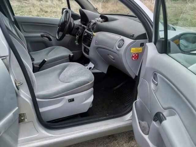 Серый Ситроен С3, объемом двигателя 1.4 л и пробегом 182 тыс. км за 2800 $, фото 3 на Automoto.ua