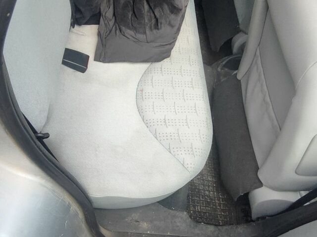 Серый Ситроен С3, объемом двигателя 1.4 л и пробегом 220 тыс. км за 2300 $, фото 5 на Automoto.ua