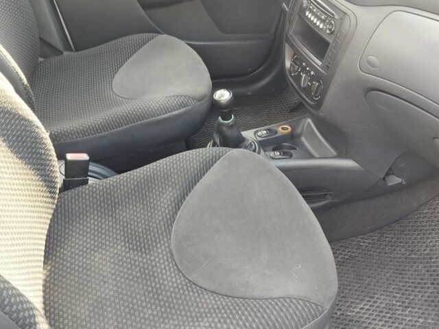 Серый Ситроен С3, объемом двигателя 1.4 л и пробегом 270 тыс. км за 3500 $, фото 4 на Automoto.ua