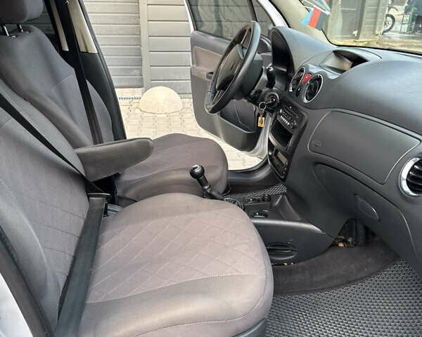 Серый Ситроен С3, объемом двигателя 1.4 л и пробегом 155 тыс. км за 4500 $, фото 11 на Automoto.ua