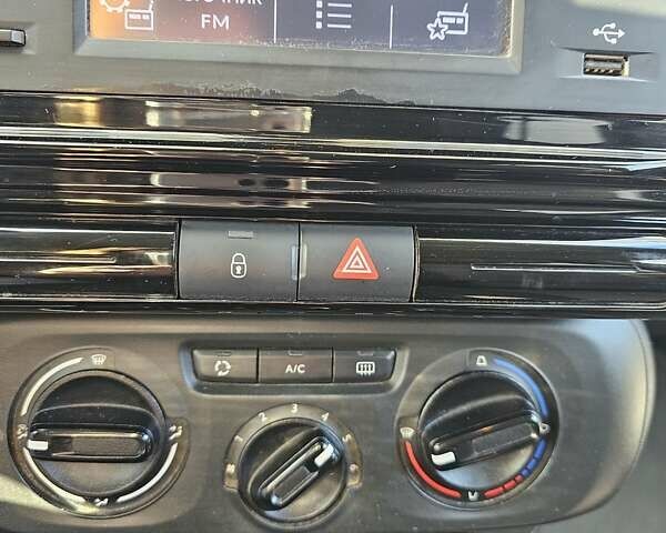 Серый Ситроен С3, объемом двигателя 1.2 л и пробегом 61 тыс. км за 9500 $, фото 38 на Automoto.ua