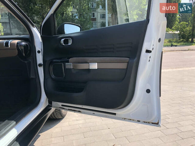 Белый Ситроен C4 Кактус, объемом двигателя 1.2 л и пробегом 128 тыс. км за 10999 $, фото 55 на Automoto.ua