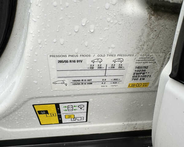 Білий Сітроен C4 Кактус, об'ємом двигуна 1.2 л та пробігом 70 тис. км за 11500 $, фото 5 на Automoto.ua