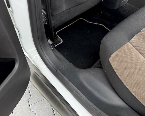 Белый Ситроен C4 Кактус, объемом двигателя 1.2 л и пробегом 90 тыс. км за 13500 $, фото 9 на Automoto.ua