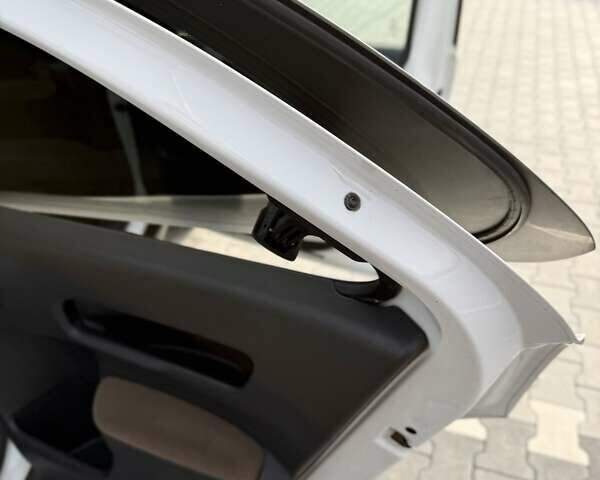 Белый Ситроен C4 Кактус, объемом двигателя 1.2 л и пробегом 90 тыс. км за 13500 $, фото 21 на Automoto.ua