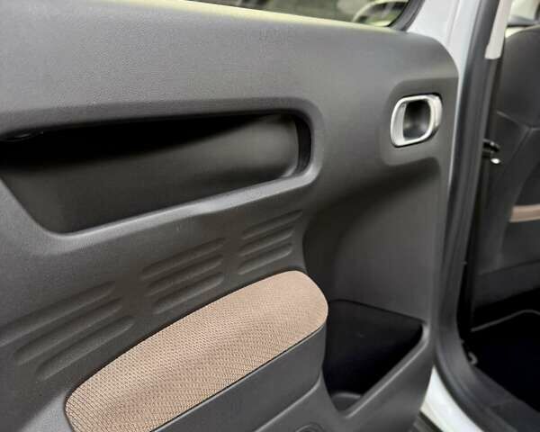 Белый Ситроен C4 Кактус, объемом двигателя 1.2 л и пробегом 90 тыс. км за 13500 $, фото 4 на Automoto.ua