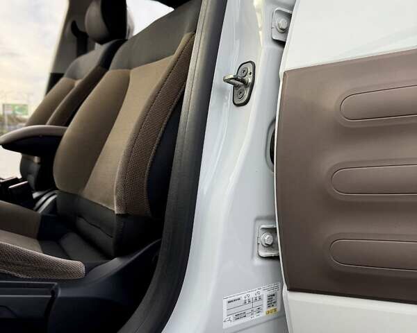 Белый Ситроен C4 Кактус, объемом двигателя 1.2 л и пробегом 90 тыс. км за 13500 $, фото 2 на Automoto.ua