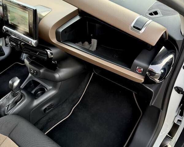 Белый Ситроен C4 Кактус, объемом двигателя 1.2 л и пробегом 90 тыс. км за 13500 $, фото 28 на Automoto.ua