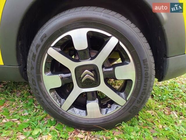 Желтый Ситроен C4 Кактус, объемом двигателя 1.56 л и пробегом 106 тыс. км за 11800 $, фото 72 на Automoto.ua
