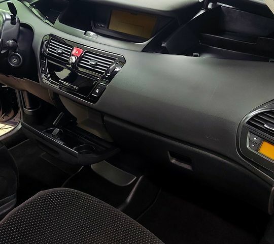 Черный Ситроен Ц4 Гранд Пикассо, объемом двигателя 2 л и пробегом 290 тыс. км за 6000 $, фото 11 на Automoto.ua