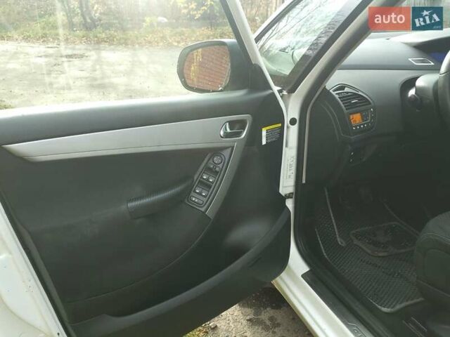 Білий Сітроен С4 Пікассо, об'ємом двигуна 1.6 л та пробігом 240 тис. км за 5550 $, фото 15 на Automoto.ua