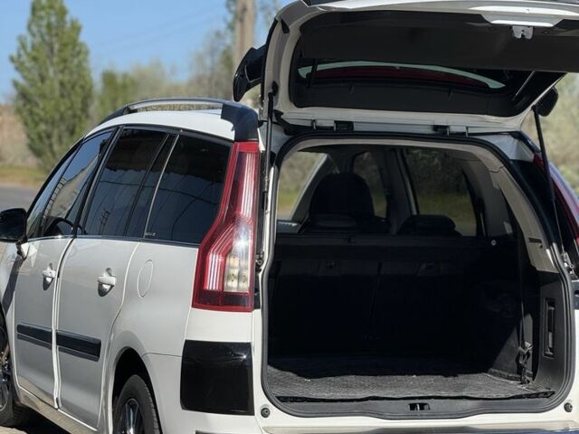 Белый Ситроен С4 Пикассо, объемом двигателя 2 л и пробегом 268 тыс. км за 8300 $, фото 2 на Automoto.ua