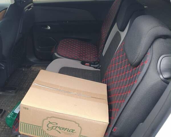 Білий Сітроен С4 Пікассо, об'ємом двигуна 1.6 л та пробігом 153 тис. км за 12000 $, фото 6 на Automoto.ua