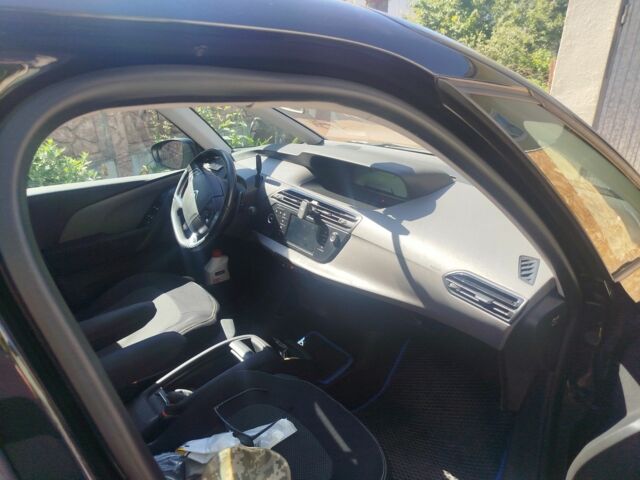 Чорний Сітроен С4 Пікассо, об'ємом двигуна 1.6 л та пробігом 235 тис. км за 10800 $, фото 3 на Automoto.ua