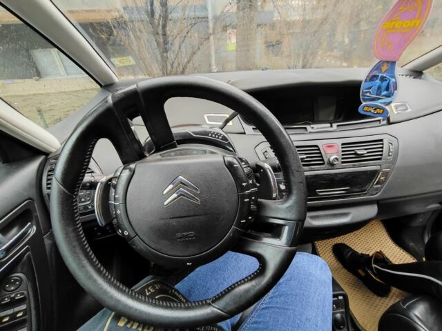 Красный Ситроен С4 Пикассо, объемом двигателя 2 л и пробегом 300 тыс. км за 4500 $, фото 6 на Automoto.ua