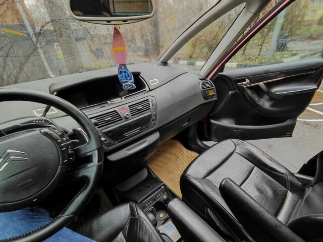 Красный Ситроен С4 Пикассо, объемом двигателя 2 л и пробегом 300 тыс. км за 4500 $, фото 9 на Automoto.ua