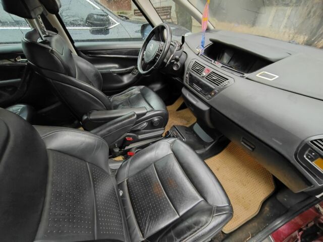 Красный Ситроен С4 Пикассо, объемом двигателя 2 л и пробегом 300 тыс. км за 4500 $, фото 1 на Automoto.ua