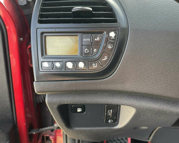 Красный Ситроен С4 Пикассо, объемом двигателя 1.6 л и пробегом 285 тыс. км за 7000 $, фото 16 на Automoto.ua