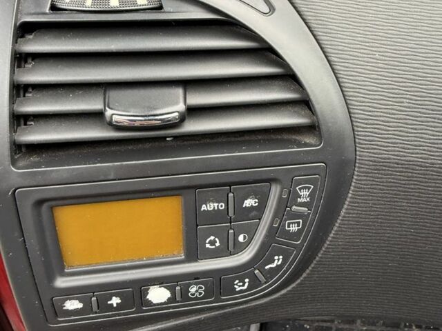 Червоний Сітроен С4 Пікассо, об'ємом двигуна 2 л та пробігом 280 тис. км за 4950 $, фото 13 на Automoto.ua