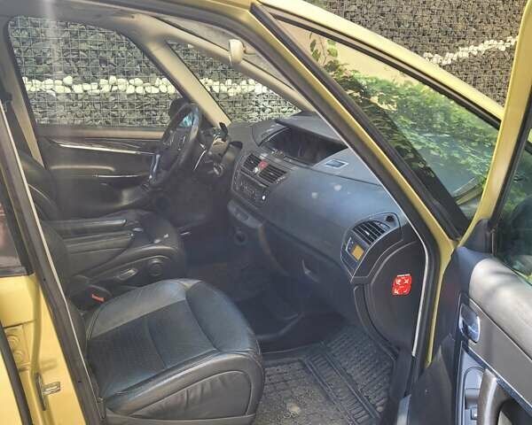 Желтый Ситроен С4 Пикассо, объемом двигателя 2 л и пробегом 310 тыс. км за 5900 $, фото 11 на Automoto.ua