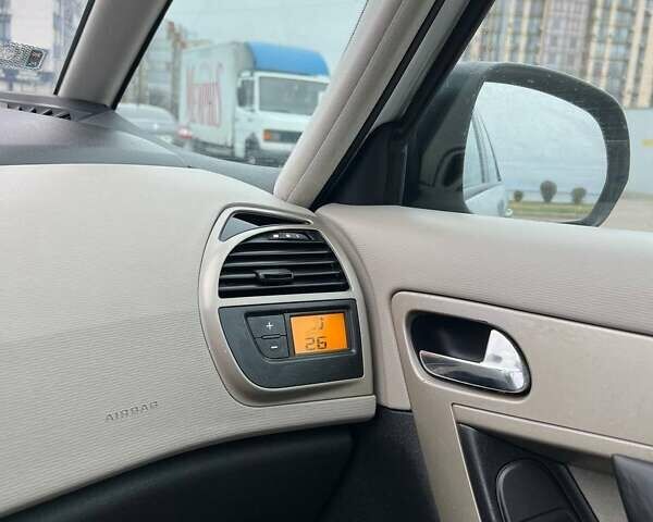 Сірий Сітроен С4 Пікассо, об'ємом двигуна 1.7 л та пробігом 356 тис. км за 6500 $, фото 12 на Automoto.ua