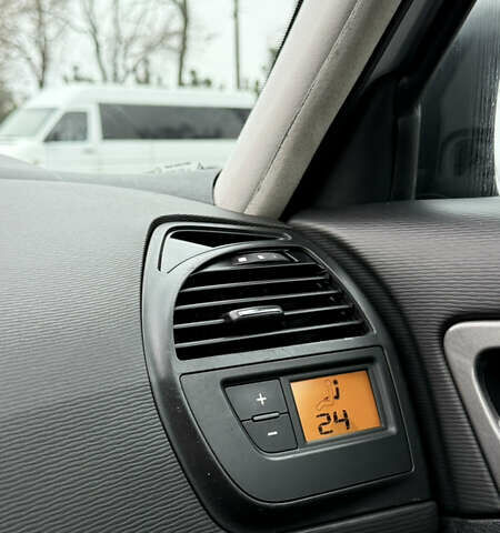 Серый Ситроен С4 Пикассо, объемом двигателя 1.56 л и пробегом 187 тыс. км за 4900 $, фото 28 на Automoto.ua