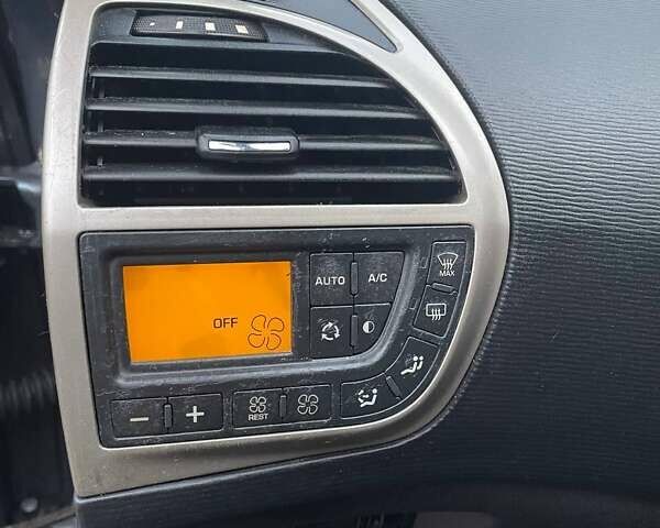 Серый Ситроен С4 Пикассо, объемом двигателя 1.56 л и пробегом 297 тыс. км за 4300 $, фото 8 на Automoto.ua