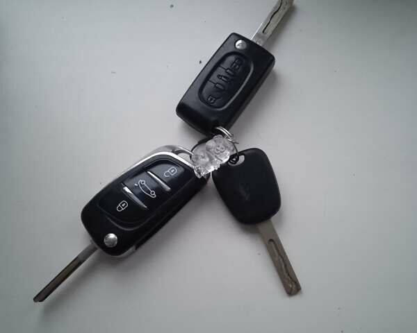 Серый Ситроен С4 Пикассо, объемом двигателя 1.56 л и пробегом 252 тыс. км за 5400 $, фото 18 на Automoto.ua