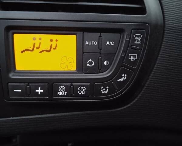 Серый Ситроен С4 Пикассо, объемом двигателя 1.56 л и пробегом 252 тыс. км за 5400 $, фото 21 на Automoto.ua